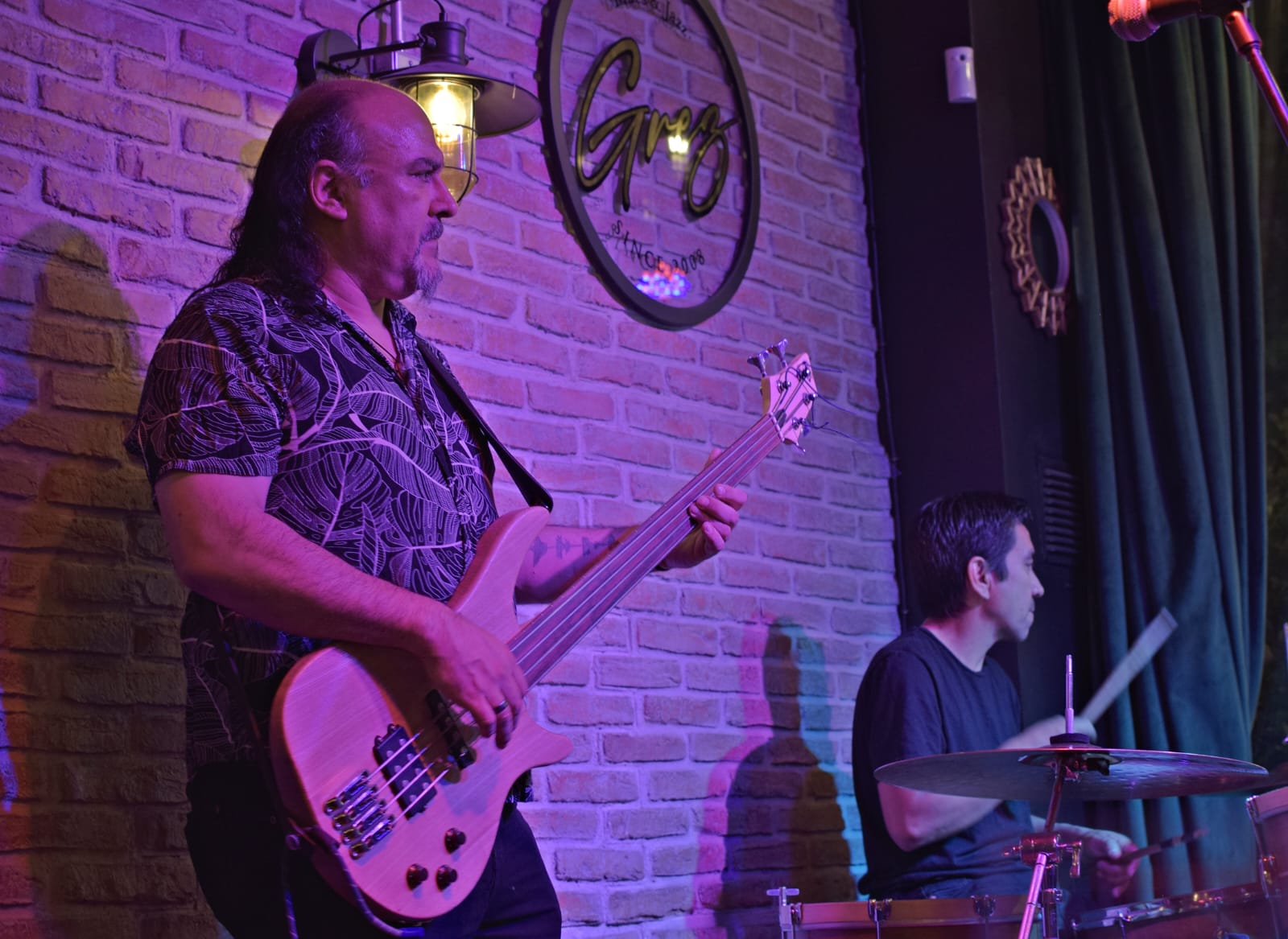 Pedales de guitarra y cables brillando con LEDs de colores